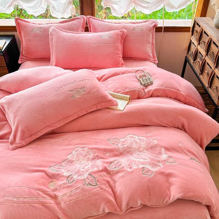 91家纺网 家纺一手货源 找家纺 新2025高克重清新公主风纯色花卉230g牛奶绒贴布绣花刺绣四件套床单被套单品加厚纯色花卉高克重牛奶绒贴布刺绣花四件套 高货米黄（富婆款）