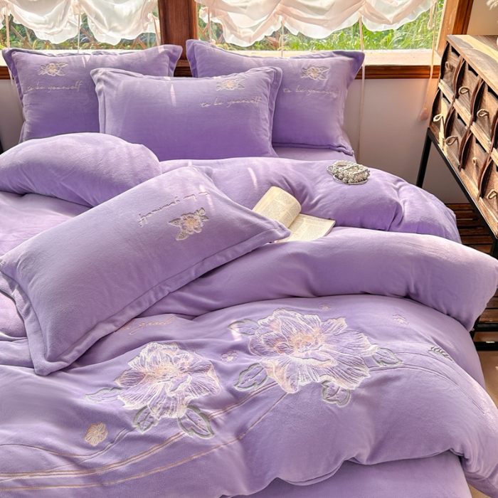 91家纺网 家纺一手货源 找家纺 新2025高克重清新公主风纯色花卉230g牛奶绒贴布绣花刺绣四件套床单被套单品加厚纯色花卉高克重牛奶绒贴布刺绣花四件套 高货米黄（富婆款）