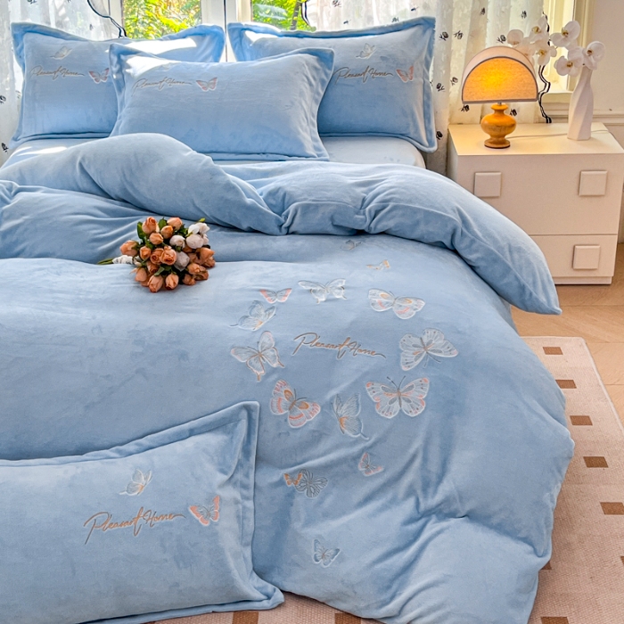 91家纺网 家纺一手货源 找家纺 新2025高克重清新公主风纯色花卉230g牛奶绒贴布绣花刺绣四件套床单被套单品加厚纯色花卉高克重牛奶绒贴布刺绣花四件套 高货米黄（富婆款）