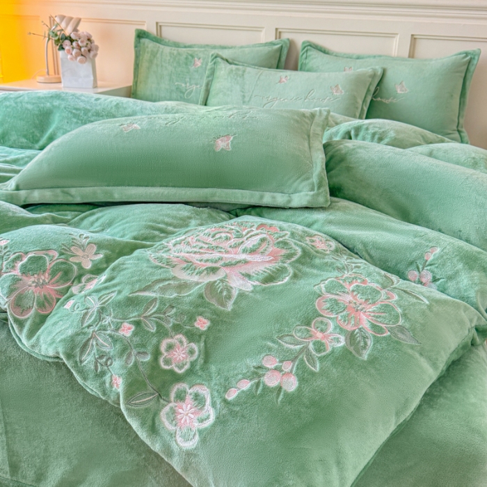 91家纺网 家纺一手货源 找家纺 （总）新2025高克重清新公主风纯色花卉230g牛奶绒贴布绣花刺绣四件套床单被套单品加厚纯色花卉高克重牛奶绒贴布刺绣花四件套