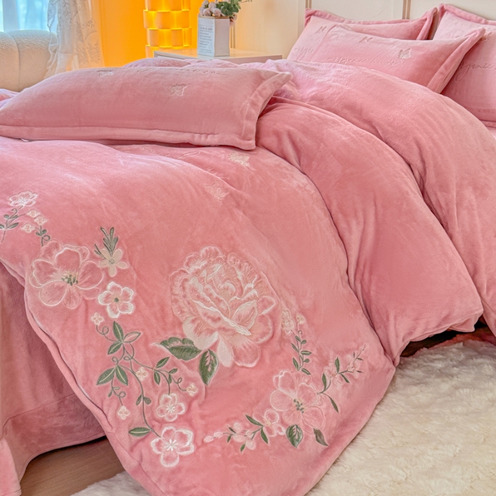 91家纺网 家纺一手货源 找家纺 新2025高克重清新公主风纯色花卉230g牛奶绒贴布绣花刺绣四件套床单被套单品加厚纯色花卉高克重牛奶绒贴布刺绣花四件套 高货粉色（富婆款）