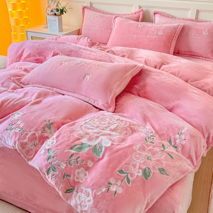 91家纺网 家纺一手货源 找家纺 新2025高克重清新公主风纯色花卉230g牛奶绒贴布绣花刺绣四件套床单被套单品加厚纯色花卉高克重牛奶绒贴布刺绣花四件套 高货粉色（富婆款）