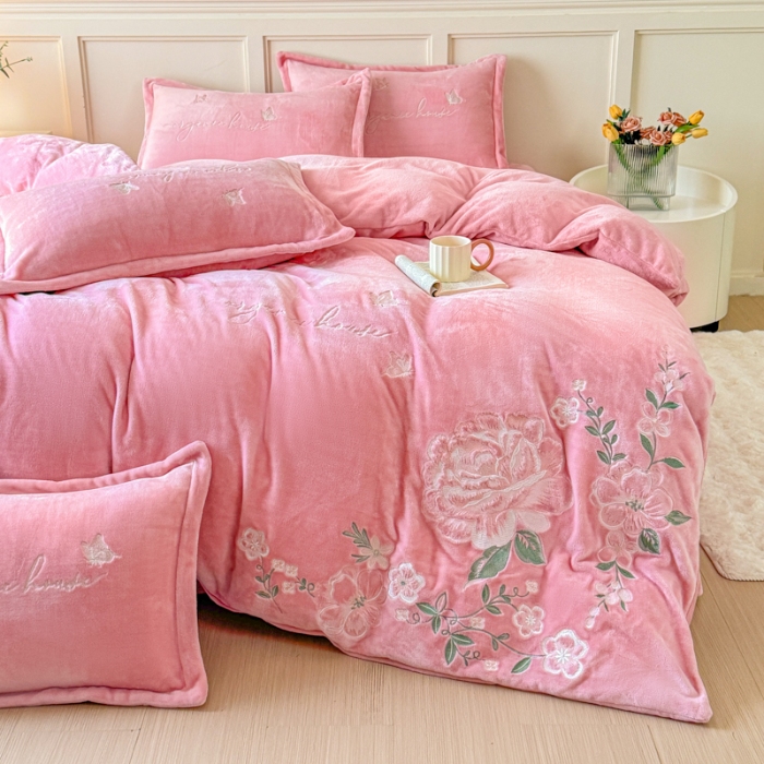91家纺网 家纺一手货源 找家纺 新2025高克重清新公主风纯色花卉230g牛奶绒贴布绣花刺绣四件套床单被套单品加厚纯色花卉高克重牛奶绒贴布刺绣花四件套 高货粉色（富婆款）