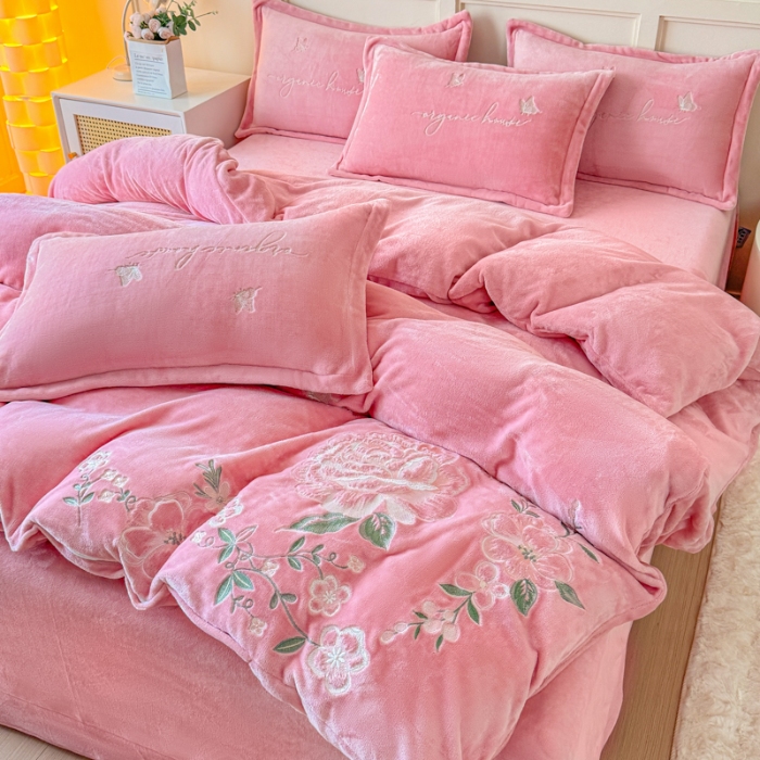 91家纺网 家纺一手货源 找家纺 新2025高克重清新公主风纯色花卉230g牛奶绒贴布绣花刺绣四件套床单被套单品加厚纯色花卉高克重牛奶绒贴布刺绣花四件套 高货粉色（富婆款）
