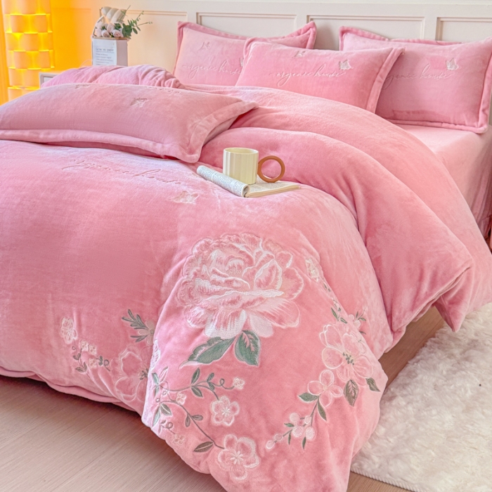 91家纺网 家纺一手货源 找家纺 新2025高克重清新公主风纯色花卉230g牛奶绒贴布绣花刺绣四件套床单被套单品加厚纯色花卉高克重牛奶绒贴布刺绣花四件套 高货粉色（富婆款）
