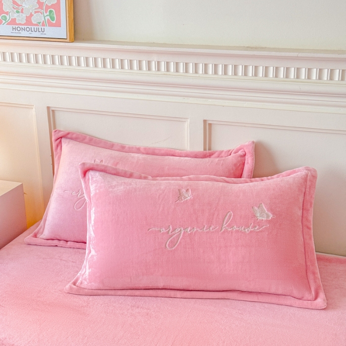 91家纺网 家纺一手货源 找家纺 新2025高克重清新公主风纯色花卉230g牛奶绒贴布绣花刺绣四件套床单被套单品加厚纯色花卉高克重牛奶绒贴布刺绣花四件套 高货粉色（富婆款）