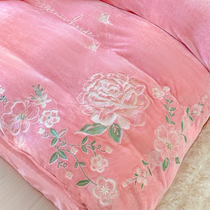 91家纺网 家纺一手货源 找家纺 新2025高克重清新公主风纯色花卉230g牛奶绒贴布绣花刺绣四件套床单被套单品加厚纯色花卉高克重牛奶绒贴布刺绣花四件套 高货粉色（富婆款）