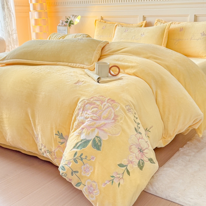 91家纺网 家纺一手货源 找家纺 新2025高克重清新公主风纯色花卉230g牛奶绒贴布绣花刺绣四件套床单被套单品加厚纯色花卉高克重牛奶绒贴布刺绣花四件套 高货米黄（富婆款）