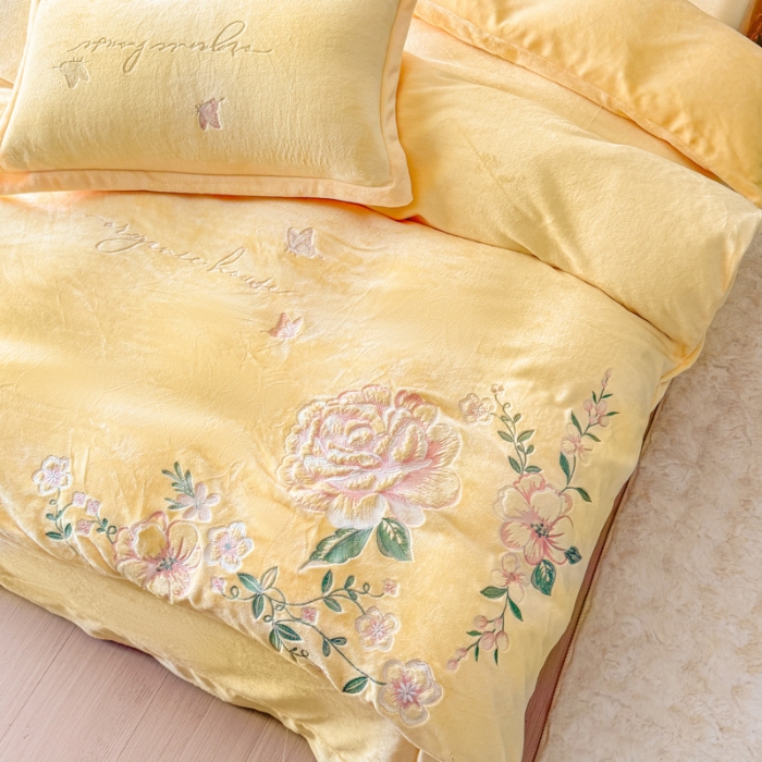 91家纺网 家纺一手货源 找家纺 新2025高克重清新公主风纯色花卉230g牛奶绒贴布绣花刺绣四件套床单被套单品加厚纯色花卉高克重牛奶绒贴布刺绣花四件套 高货米黄（富婆款）