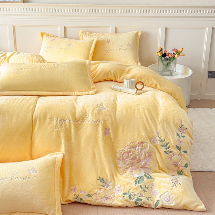 91家纺网 家纺一手货源 找家纺 新2025高克重清新公主风纯色花卉230g牛奶绒贴布绣花刺绣四件套床单被套单品加厚纯色花卉高克重牛奶绒贴布刺绣花四件套 高货米黄（富婆款）