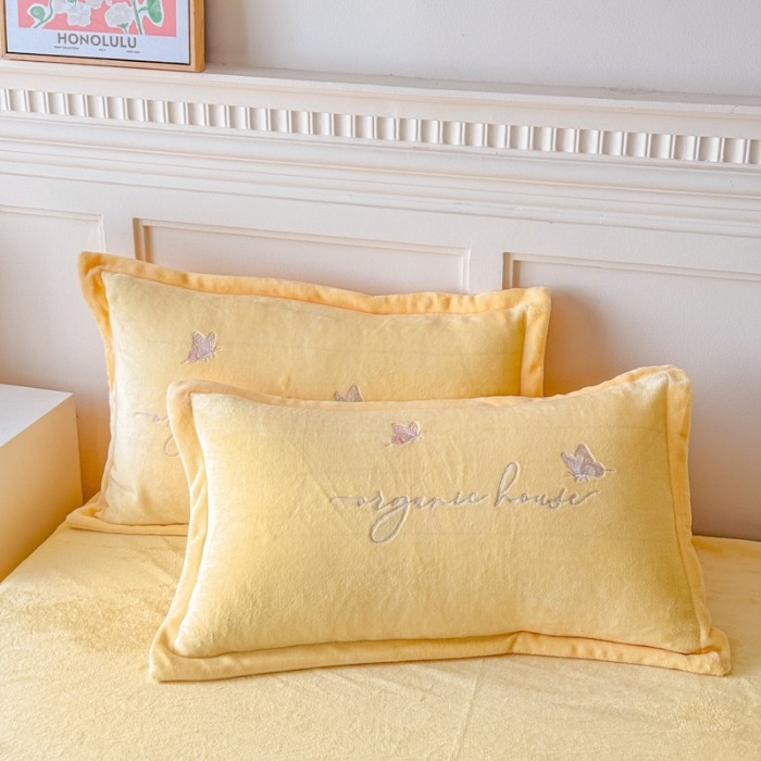 91家纺网 家纺一手货源 找家纺 新2025高克重清新公主风纯色花卉230g牛奶绒贴布绣花刺绣四件套床单被套单品加厚纯色花卉高克重牛奶绒贴布刺绣花四件套 高货米黄（富婆款）