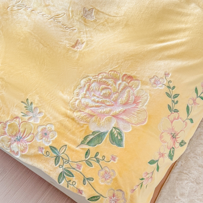 91家纺网 家纺一手货源 找家纺 新2025高克重清新公主风纯色花卉230g牛奶绒贴布绣花刺绣四件套床单被套单品加厚纯色花卉高克重牛奶绒贴布刺绣花四件套 高货米黄（富婆款）