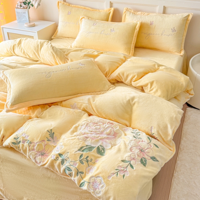 91家纺网 家纺一手货源 找家纺 新2025高克重清新公主风纯色花卉230g牛奶绒贴布绣花刺绣四件套床单被套单品加厚纯色花卉高克重牛奶绒贴布刺绣花四件套 高货米黄（富婆款）