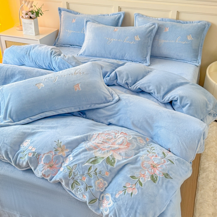 91家纺网 家纺一手货源 找家纺 新2025高克重清新公主风纯色花卉230g牛奶绒贴布绣花刺绣四件套床单被套单品加厚纯色花卉高克重牛奶绒贴布刺绣花四件套 高货天蓝（富婆款）