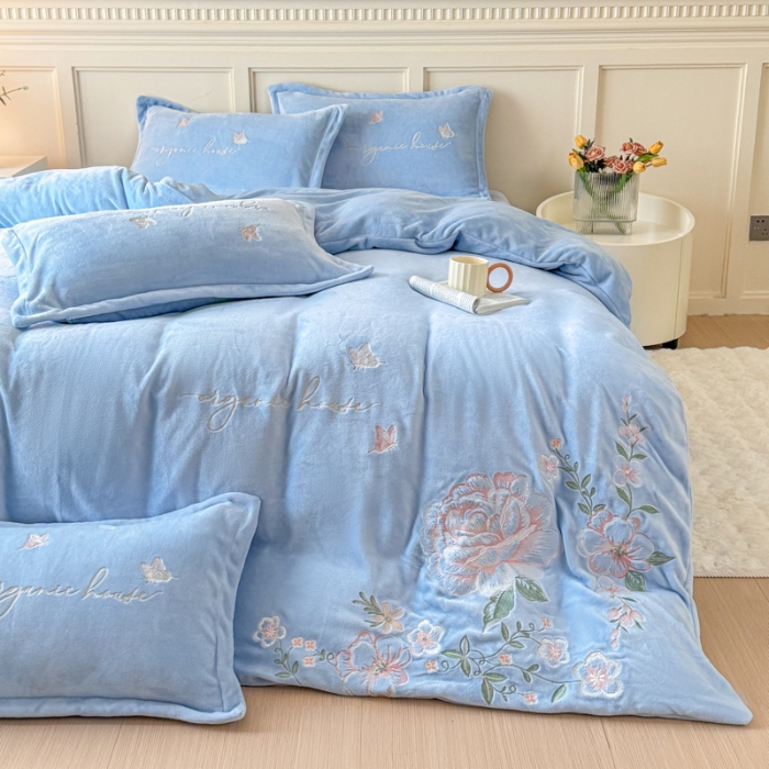 91家纺网 家纺一手货源 找家纺 新2025高克重清新公主风纯色花卉230g牛奶绒贴布绣花刺绣四件套床单被套单品加厚纯色花卉高克重牛奶绒贴布刺绣花四件套 高货天蓝（富婆款）