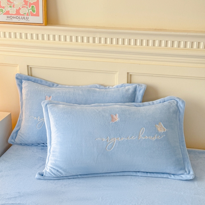 91家纺网 家纺一手货源 找家纺 新2025高克重清新公主风纯色花卉230g牛奶绒贴布绣花刺绣四件套床单被套单品加厚纯色花卉高克重牛奶绒贴布刺绣花四件套 高货天蓝（富婆款）