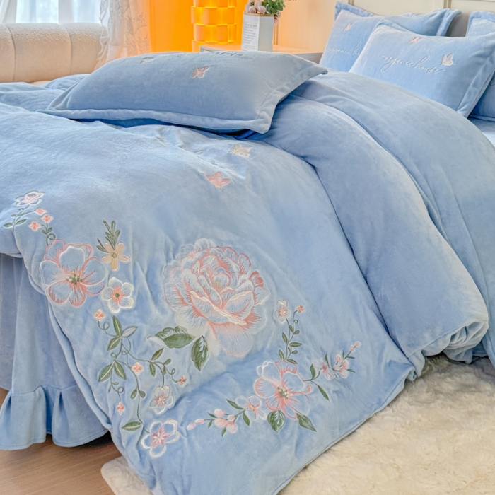 91家纺网 家纺一手货源 找家纺 新2025高克重清新公主风纯色花卉230g牛奶绒贴布绣花刺绣四件套床单被套单品加厚纯色花卉高克重牛奶绒贴布刺绣花四件套 高货天蓝（富婆款）