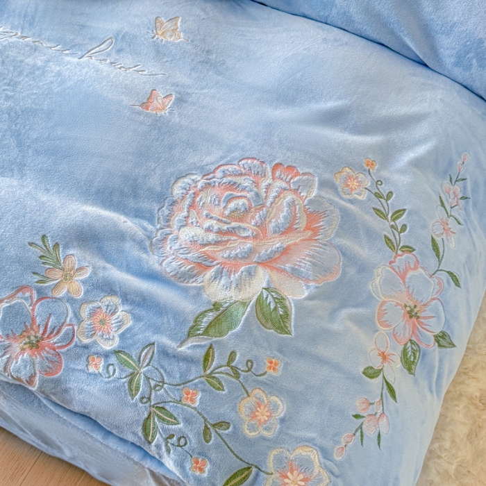 91家纺网 家纺一手货源 找家纺 新2025高克重清新公主风纯色花卉230g牛奶绒贴布绣花刺绣四件套床单被套单品加厚纯色花卉高克重牛奶绒贴布刺绣花四件套 高货天蓝（富婆款）