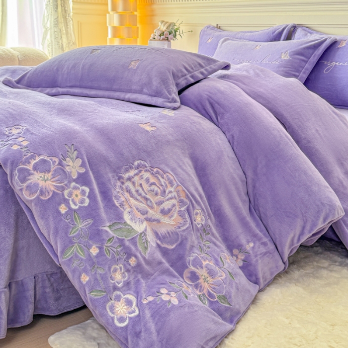 91家纺网 家纺一手货源 找家纺 新2025高克重清新公主风纯色花卉230g牛奶绒贴布绣花刺绣四件套床单被套单品加厚纯色花卉高克重牛奶绒贴布刺绣花四件套 高货紫色（富婆款）