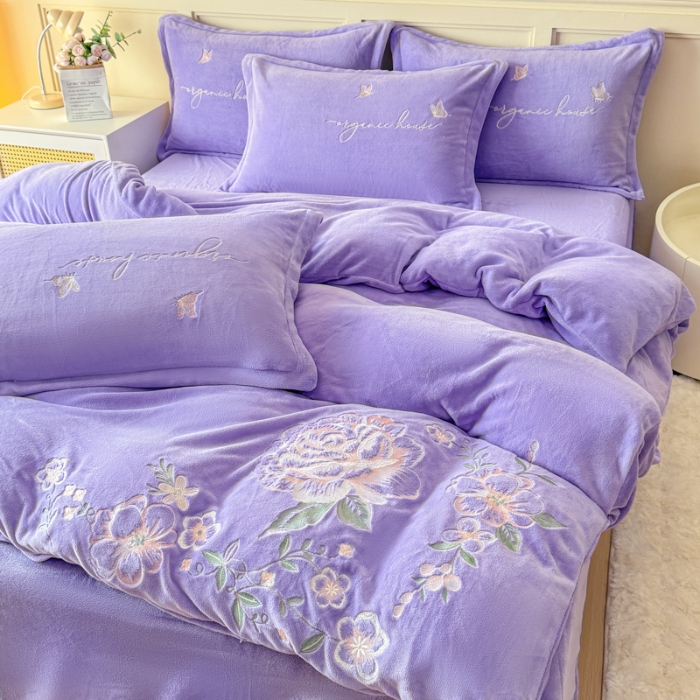 91家纺网 家纺一手货源 找家纺 新2025高克重清新公主风纯色花卉230g牛奶绒贴布绣花刺绣四件套床单被套单品加厚纯色花卉高克重牛奶绒贴布刺绣花四件套 高货紫色（富婆款）