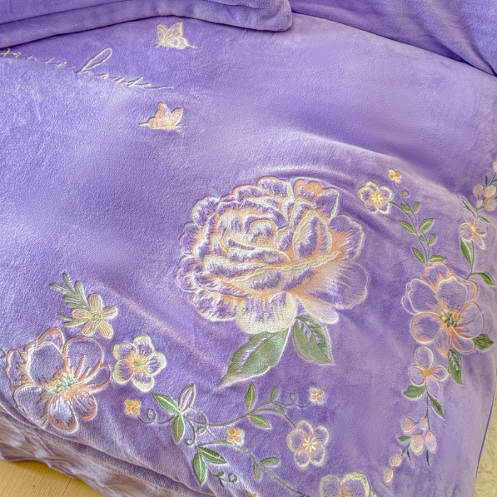 91家纺网 家纺一手货源 找家纺 新2025高克重清新公主风纯色花卉230g牛奶绒贴布绣花刺绣四件套床单被套单品加厚纯色花卉高克重牛奶绒贴布刺绣花四件套 高货紫色（富婆款）