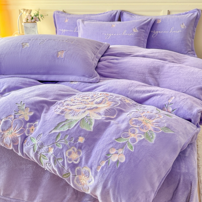 91家纺网 家纺一手货源 找家纺 新2025高克重清新公主风纯色花卉230g牛奶绒贴布绣花刺绣四件套床单被套单品加厚纯色花卉高克重牛奶绒贴布刺绣花四件套 高货紫色（富婆款）