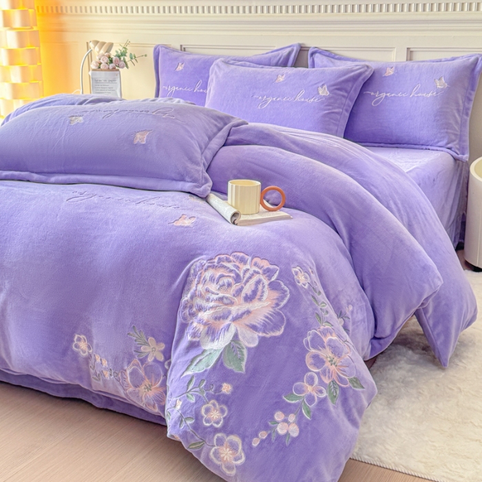 91家纺网 家纺一手货源 找家纺 新2025高克重清新公主风纯色花卉230g牛奶绒贴布绣花刺绣四件套床单被套单品加厚纯色花卉高克重牛奶绒贴布刺绣花四件套 高货紫色（富婆款）