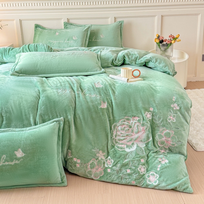 91家纺网 家纺一手货源 找家纺 新2025高克重清新公主风纯色花卉230g牛奶绒贴布绣花刺绣四件套床单被套单品加厚纯色花卉高克重牛奶绒贴布刺绣花四件套 高货水绿（富婆款）
