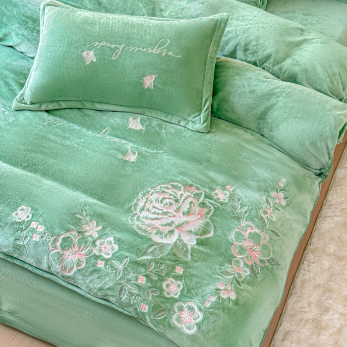91家纺网 家纺一手货源 找家纺 新2025高克重清新公主风纯色花卉230g牛奶绒贴布绣花刺绣四件套床单被套单品加厚纯色花卉高克重牛奶绒贴布刺绣花四件套 高货水绿（富婆款）