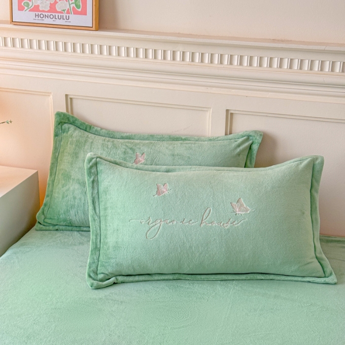 91家纺网 家纺一手货源 找家纺 新2025高克重清新公主风纯色花卉230g牛奶绒贴布绣花刺绣四件套床单被套单品加厚纯色花卉高克重牛奶绒贴布刺绣花四件套 高货水绿（富婆款）