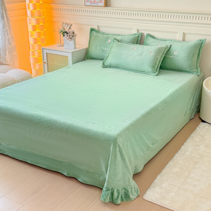 91家纺网 家纺一手货源 找家纺 新2025高克重清新公主风纯色花卉230g牛奶绒贴布绣花刺绣四件套床单被套单品加厚纯色花卉高克重牛奶绒贴布刺绣花四件套 高货水绿（富婆款）