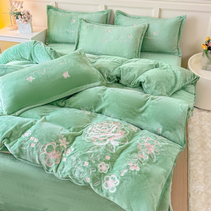 91家纺网 家纺一手货源 找家纺 新2025高克重清新公主风纯色花卉230g牛奶绒贴布绣花刺绣四件套床单被套单品加厚纯色花卉高克重牛奶绒贴布刺绣花四件套 高货水绿（富婆款）