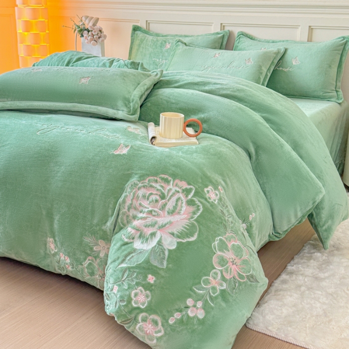 91家纺网 家纺一手货源 找家纺 新2025高克重清新公主风纯色花卉230g牛奶绒贴布绣花刺绣四件套床单被套单品加厚纯色花卉高克重牛奶绒贴布刺绣花四件套 高货水绿（富婆款）