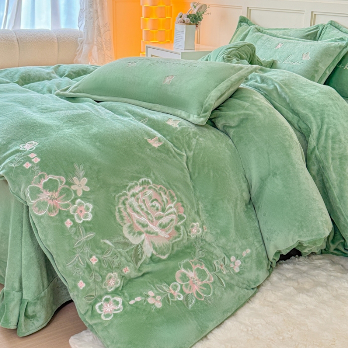91家纺网 家纺一手货源 找家纺 新2025高克重清新公主风纯色花卉230g牛奶绒贴布绣花刺绣四件套床单被套单品加厚纯色花卉高克重牛奶绒贴布刺绣花四件套 高货水绿（富婆款）