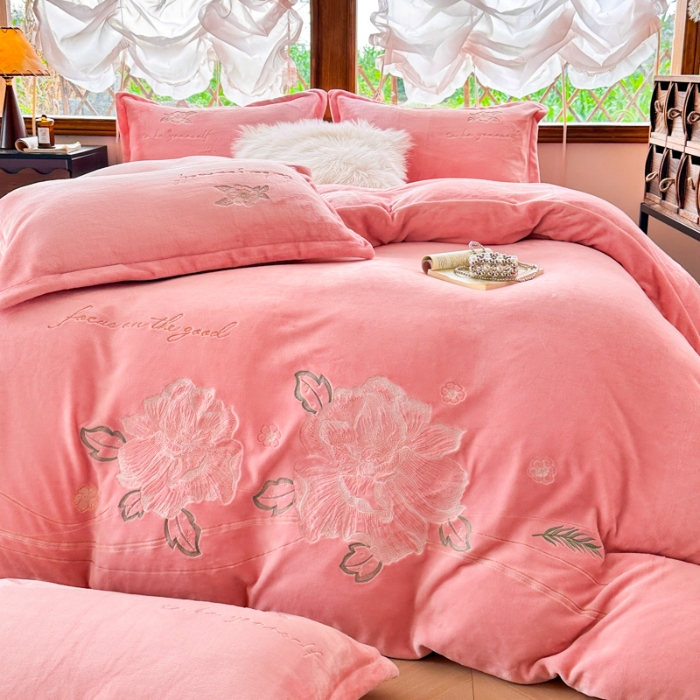 91家纺网 家纺一手货源 找家纺 新2025高克重清新公主风纯色花卉230g牛奶绒贴布绣花刺绣四件套床单被套单品加厚纯色花卉高克重牛奶绒贴布刺绣花四件套 花仙子粉