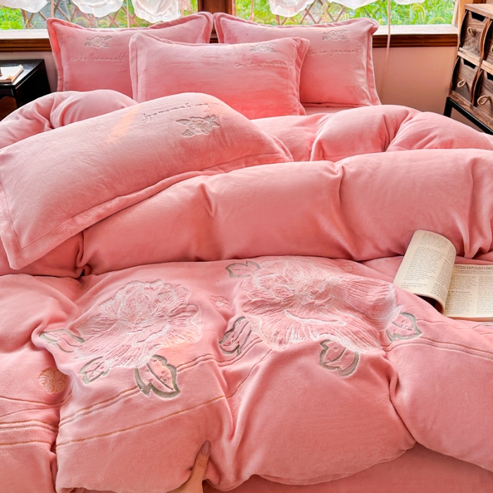 91家纺网 家纺一手货源 找家纺 新2025高克重清新公主风纯色花卉230g牛奶绒贴布绣花刺绣四件套床单被套单品加厚纯色花卉高克重牛奶绒贴布刺绣花四件套 花仙子粉