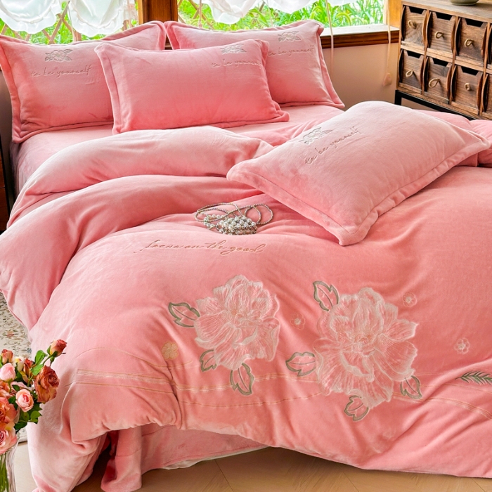 91家纺网 家纺一手货源 找家纺 新2025高克重清新公主风纯色花卉230g牛奶绒贴布绣花刺绣四件套床单被套单品加厚纯色花卉高克重牛奶绒贴布刺绣花四件套 花仙子粉