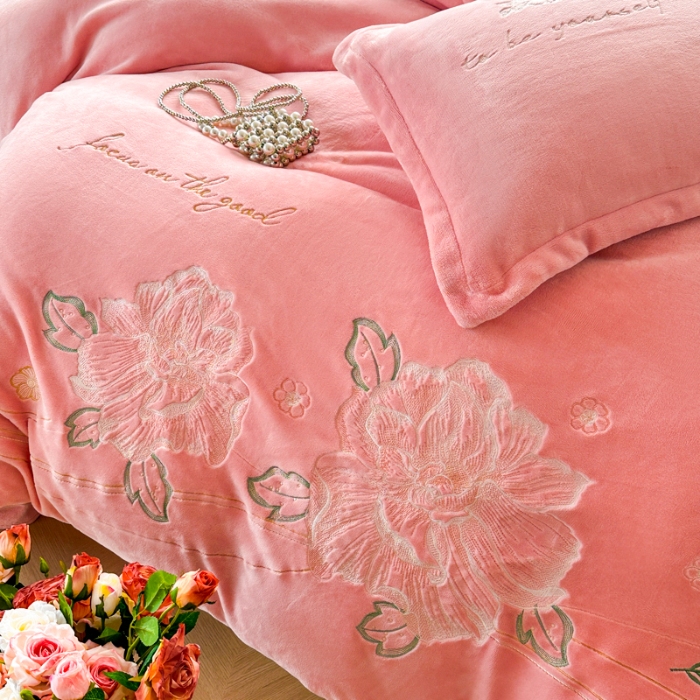 91家纺网 家纺一手货源 找家纺 新2025高克重清新公主风纯色花卉230g牛奶绒贴布绣花刺绣四件套床单被套单品加厚纯色花卉高克重牛奶绒贴布刺绣花四件套 花仙子粉