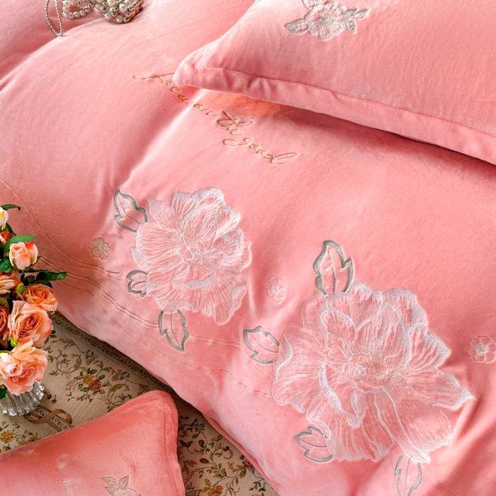 91家纺网 家纺一手货源 找家纺 新2025高克重清新公主风纯色花卉230g牛奶绒贴布绣花刺绣四件套床单被套单品加厚纯色花卉高克重牛奶绒贴布刺绣花四件套 花仙子粉