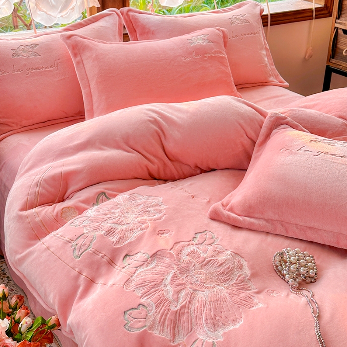 91家纺网 家纺一手货源 找家纺 新2025高克重清新公主风纯色花卉230g牛奶绒贴布绣花刺绣四件套床单被套单品加厚纯色花卉高克重牛奶绒贴布刺绣花四件套 花仙子粉