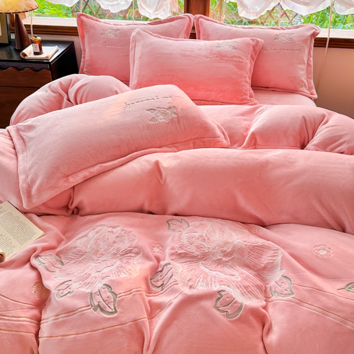 91家纺网 家纺一手货源 找家纺 新2025高克重清新公主风纯色花卉230g牛奶绒贴布绣花刺绣四件套床单被套单品加厚纯色花卉高克重牛奶绒贴布刺绣花四件套 花仙子粉