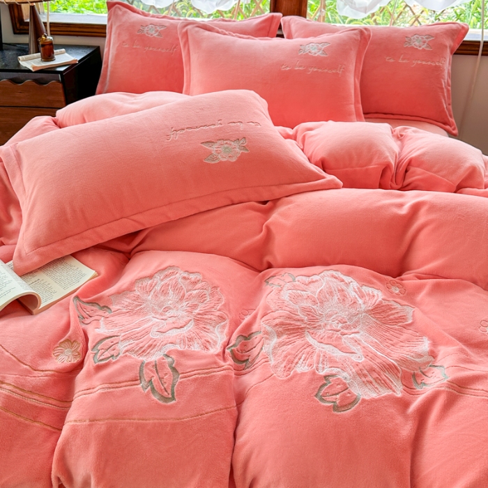 91家纺网 家纺一手货源 找家纺 新2025高克重清新公主风纯色花卉230g牛奶绒贴布绣花刺绣四件套床单被套单品加厚纯色花卉高克重牛奶绒贴布刺绣花四件套 花仙子桔色