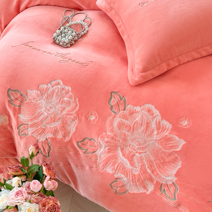 91家纺网 家纺一手货源 找家纺 新2025高克重清新公主风纯色花卉230g牛奶绒贴布绣花刺绣四件套床单被套单品加厚纯色花卉高克重牛奶绒贴布刺绣花四件套 花仙子桔色