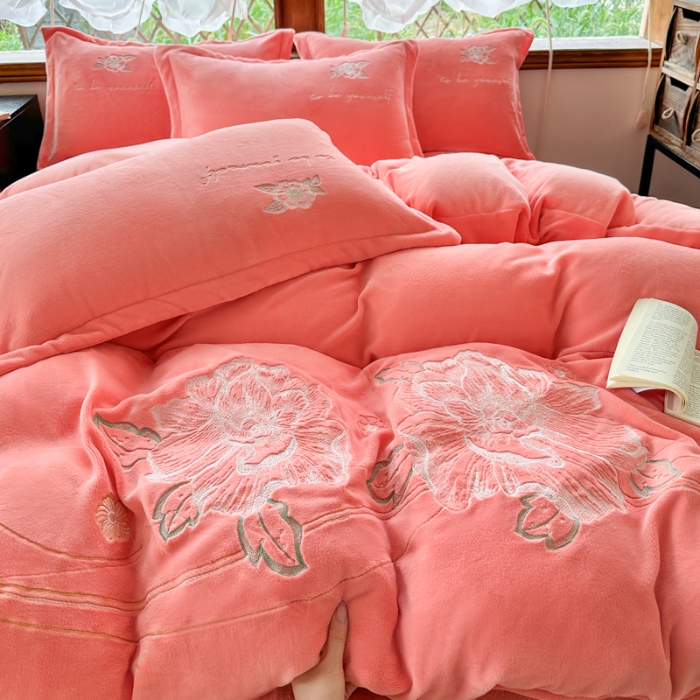 91家纺网 家纺一手货源 找家纺 新2025高克重清新公主风纯色花卉230g牛奶绒贴布绣花刺绣四件套床单被套单品加厚纯色花卉高克重牛奶绒贴布刺绣花四件套 花仙子桔色