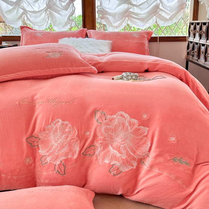 91家纺网 家纺一手货源 找家纺 新2025高克重清新公主风纯色花卉230g牛奶绒贴布绣花刺绣四件套床单被套单品加厚纯色花卉高克重牛奶绒贴布刺绣花四件套 花仙子桔色