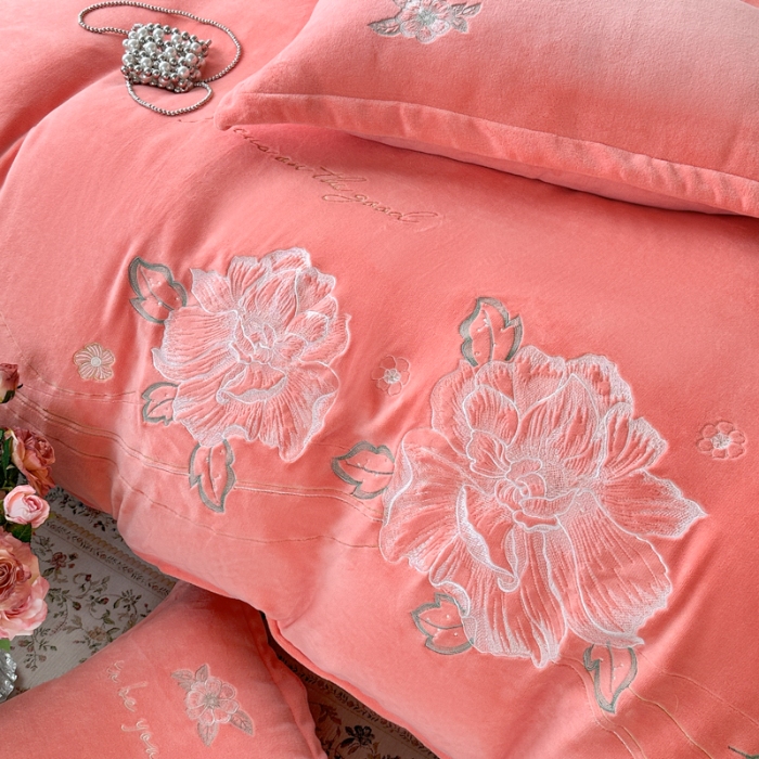 91家纺网 家纺一手货源 找家纺 新2025高克重清新公主风纯色花卉230g牛奶绒贴布绣花刺绣四件套床单被套单品加厚纯色花卉高克重牛奶绒贴布刺绣花四件套 花仙子桔色