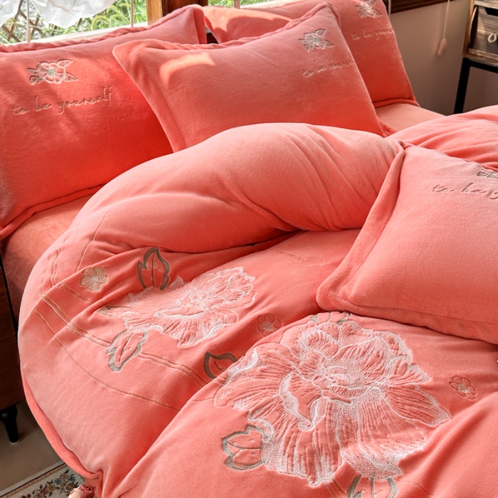 91家纺网 家纺一手货源 找家纺 新2025高克重清新公主风纯色花卉230g牛奶绒贴布绣花刺绣四件套床单被套单品加厚纯色花卉高克重牛奶绒贴布刺绣花四件套 花仙子桔色