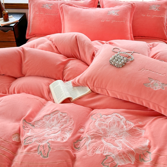 91家纺网 家纺一手货源 找家纺 新2025高克重清新公主风纯色花卉230g牛奶绒贴布绣花刺绣四件套床单被套单品加厚纯色花卉高克重牛奶绒贴布刺绣花四件套 花仙子桔色