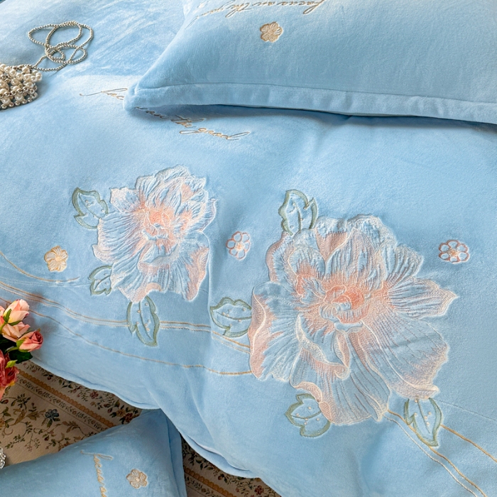 91家纺网 家纺一手货源 找家纺 新2025高克重清新公主风纯色花卉230g牛奶绒贴布绣花刺绣四件套床单被套单品加厚纯色花卉高克重牛奶绒贴布刺绣花四件套 花仙子天蓝
