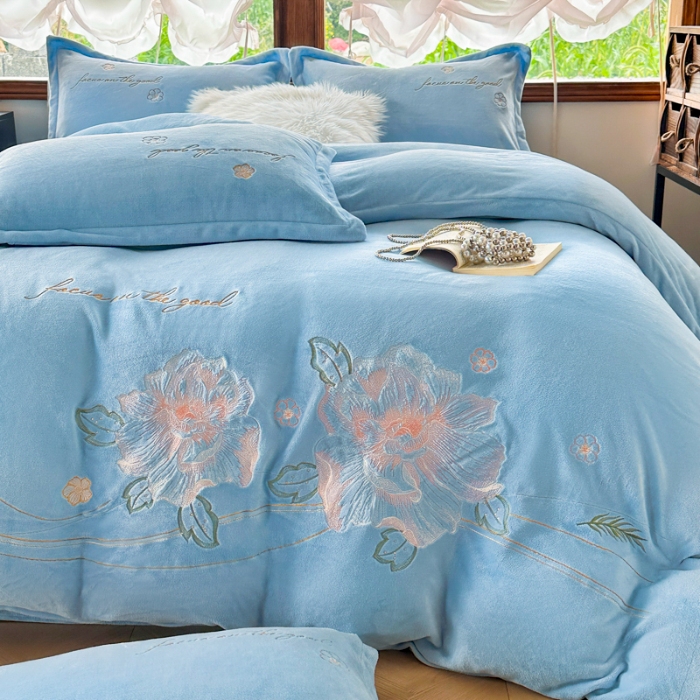 91家纺网 家纺一手货源 找家纺 新2025高克重清新公主风纯色花卉230g牛奶绒贴布绣花刺绣四件套床单被套单品加厚纯色花卉高克重牛奶绒贴布刺绣花四件套 花仙子天蓝